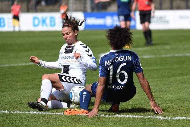 Fussball, Frauen, 1. Bundesliga, Saison 2016 17, 17. Spieltag, 1. FFC Turbine Potsdam - SC Freiburg, Anja-Maike Hegenauer (Nr. 24, SC Freiburg), Eseosa Aigbogun (Nr. 16, 1. FFC Turbine Potsdam), 23.04.17, Copyright: xMichaelxHundtx xMatthiasxKochx