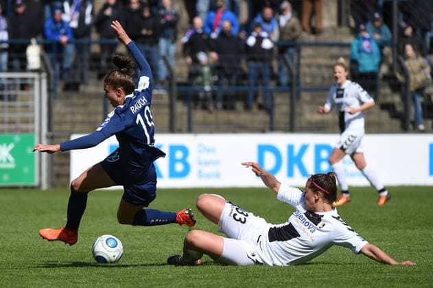 Fussball, Frauen, 1. Bundesliga, Saison 2016 17, 17. Spieltag, 1. FFC Turbine Potsdam - SC Freiburg, Felicitas Rauch (Nr. 19, 1. FFC Turbine Potsdam), Carolin Schiewe (Nr. 33, SC Freiburg), 23.04.17, Copyright: xMichaelxHundtx xMatthiasxKochx