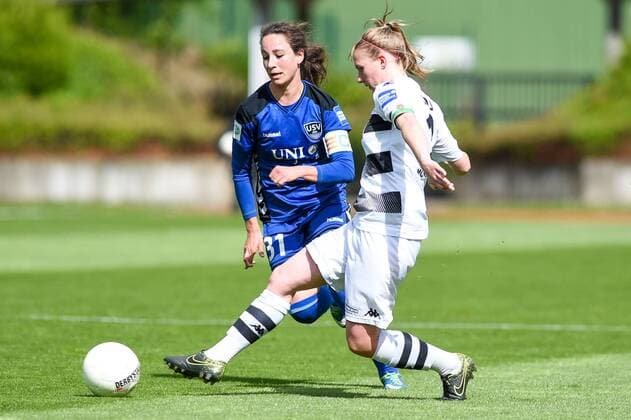v.li.: Julia Arnold (Kapitänin USV Jena, 31) im Zweikampf mit Julia Koy (Kapitänin Borussia Mönchengladbach, 2), Zweikampf, Duell, duel, tackle, tackling, Dynamik, Action, Aktion, Fussball, Allianz Frauen-Bundesliga, Borussia Mönchengladbach - FF USV Jena, xmhx