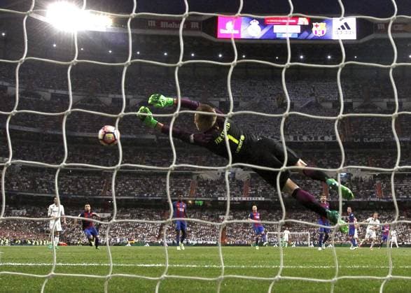 Bilder des Tages - SPORT FC Barcelona Barca s German goalkeeper Marc Andre ter Stegen after the first goal of Real Madrid during the Liga Primera Division 33rd round match between Real Madrid and FC Barcelona at the Santiago Bernabeu stadium in Madrid, Spain, 23 April 2017. REAL MADRID VS. BARCELONA !ACHTUNG: NUR REDAKTIONELLE NUTZUNG!  Copyright: xJuanxCarlosxHidalgox MAD001 20170423-636285815423972111