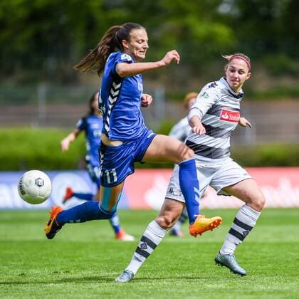 v.li.: Lucie Vonkova (USV Jena, 11) im Zweikampf mit Sandra Starmanns (Borussia Mönchengladbach, 5), Zweikampf, Duell, duel, tackle, tackling, Dynamik, Action, Aktion, Fussball, Allianz Frauen-Bundesliga, Borussia Mönchengladbach - FF USV Jena, xmhx