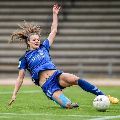 Lucie Vonkova (USV Jena, 11) versucht den Ball zu spielen, Einzelfoto, Einzelbild, Fussball, Allianz Frauen-Bundesliga, Borussia Mönchengladbach - FF USV Jena, xmhx