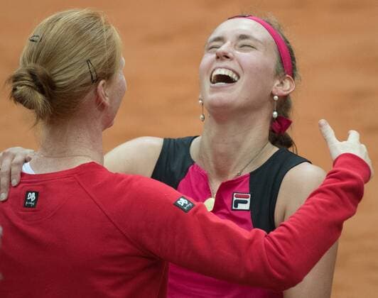 Bilder des Tages - SPORT Belgian Alison Van Uytvanck and Belgian Elise Mertens celebrate after winning the fifth and last game, the double, between Russian pair Anna Blinkova and Daria Kasatkina and Belgian pair An-Sophie Mestach and Elise Mertens, in the Fed Cup World Group Play Off between Russia and Belgium, Sunday 23 April 2017, at the Small Sports Arena Luzhniki in Moscow, Russia. BENOITxDOPPAGNE  x05086465x