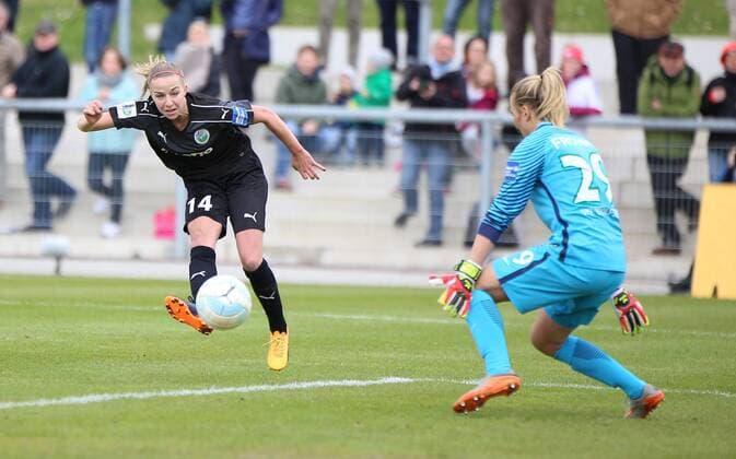 23.04.2017 xcex Deutschland, Frankfurt, Fussball, Frauenfussball Allianz Frauen-Bundesliga Saison 2016 2017 1. FFC Frankfurt gegen VfL Wolfsburg Jackie Groenen (Frankfurt) erzielt das Tor zum 1:0