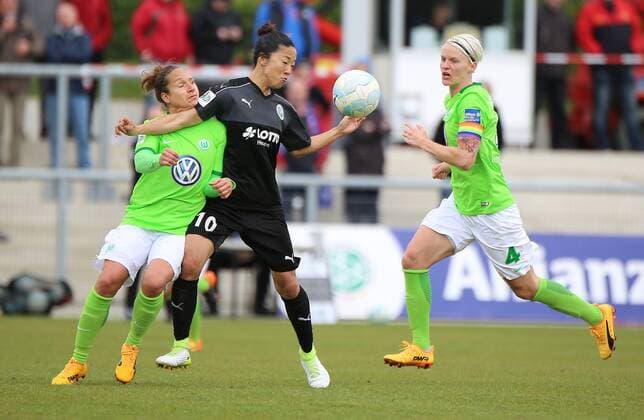 23.04.2017 xcex Deutschland, Frankfurt, Fussball, Frauenfussball Allianz Frauen-Bundesliga Saison 2016 2017 1. FFC Frankfurt gegen VfL Wolfsburg Yuki Nagasato (Frankfurt) zwischen Babett Peter und Nilla Fischer (beide Wolfsburg)