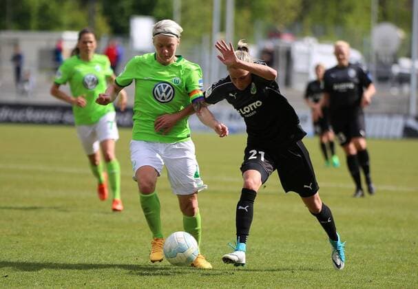 23.04.2017 xcex Deutschland, Frankfurt, Fussball, Frauenfussball Allianz Frauen-Bundesliga Saison 2016 2017 1. FFC Frankfurt gegen VfL Wolfsburg Nilla Fischer (Wolfsburg) gegen Ana-Maria Crnogorcevic (Frankfurt)