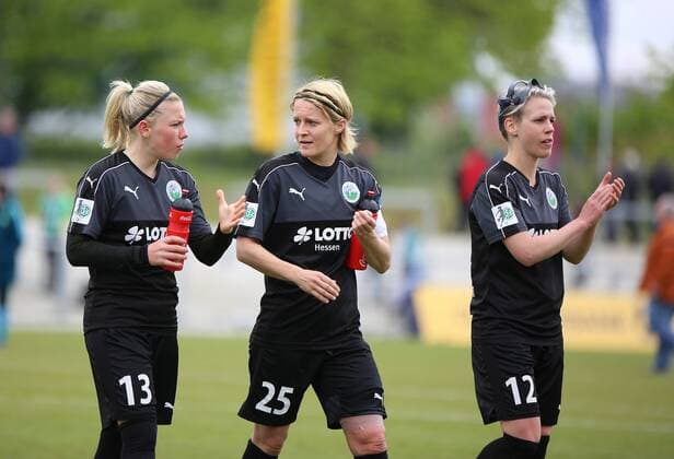 23.04.2017 xcex Deutschland, Frankfurt, Fussball, Frauenfussball Allianz Frauen-Bundesliga Saison 2016 2017 1. FFC Frankfurt gegen VfL Wolfsburg Unzufrieden nach der Niederlage: Marith Prießen, Saskia Bartusiak und Sophie Schmidt (alle Frankfurt)