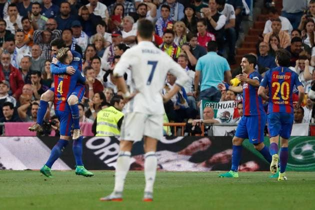 Madrid, Spain 23.04.2017, Primera Division 33. Spieltag, Real Madrid - FC Barcelona Barca Ivan Rakitic, Lionel Messi, Luis Suarez, Sergi Roberto (FC Barcelona) jubeln nach dem treffer zum 1:2, Cristiano Ronaldo (Real Madrid) enttaeuscht ( DeFodi523