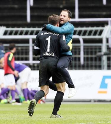 Aue, 22.04.2017, Erzgebirgsstadion, Fussball, 2.Bundesliga, 30. Spieltag , FC Erzgebirge Aue vs. Hannover 96 2:2 (1:1) , Im Bild von links; Grenzenloser Jubel bei den Auern nach dem Ausgleichstreffer durch Dimitrij Nazarov. Trainer Domenico Tedesco hängt wie ein Äffchen an Torhüter Martin Männel Maennel. ,