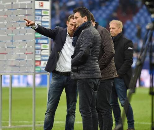 23.04.2017, Fussball GER, 1. Bundesliga Saison 2016 2017, 30. Spieltag, FC Schalke 04 - RB Leipzig 1-1, v.li., Trainer Markus Weinzierl (FC Schalke 04), Manager Christian Heidel (Schalke 04), Sportdirektor Axel Schuster (FC Schalke 04)