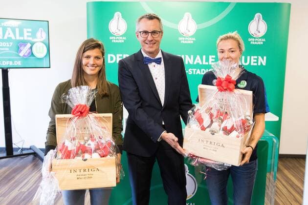 Pressekonferenz zum DFB-Pokalfinale der Frauen am 25. April 2017 im RheinEnergie Stadion in Köln. Zsanett Jakabfi ( VfL Wolfsburg ), Andreas Wolter ( Bürgermeister der Stadt Köln ), Claire Savin ( SC Sand ) Das Pokalfinale findet am 27. Mai 2017 zwischen SC Sand und dem VfL Wolfsburg in Köln statt. Pressekonferenz - DFB Pokalfinale der Frauen