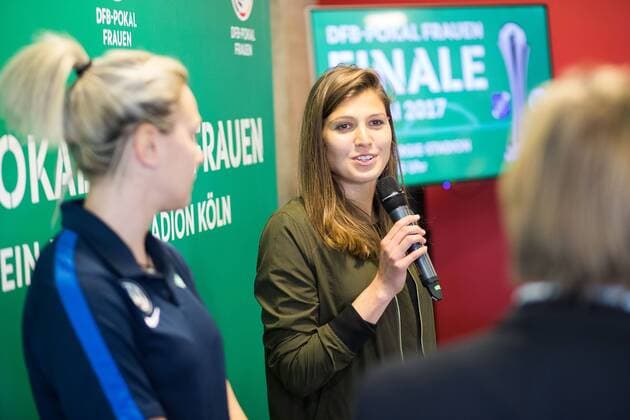 Pressekonferenz zum DFB-Pokalfinale der Frauen am 25. April 2017 im RheinEnergie Stadion in Köln. Claire Savin ( SC Sand ) Das Pokalfinale findet am 27. Mai 2017 zwischen SC Sand und dem VfL Wolfsburg in Köln statt. Pressekonferenz - DFB Pokalfinale der Frauen