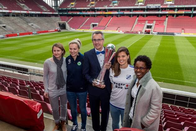 Pressekonferenz zum DFB-Pokalfinale der Frauen am 25. April 2017 im RheinEnergie Stadion in Köln. Sonja Fuß ( Pokalbotschafterin ), Zsanett Jakabfi ( VfL Wolfsburg ), Andreas Wolter ( Bürgermeister der Stadt Köln ), Claire Savin ( SC Sand ), Shary Reeves ( Pokalbotschafterin ) Das Pokalfinale findet am 27. Mai 2017 zwischen SC Sand und dem VfL Wolfsburg in Köln statt. Pressekonferenz - DFB Pokalfinale der Frauen