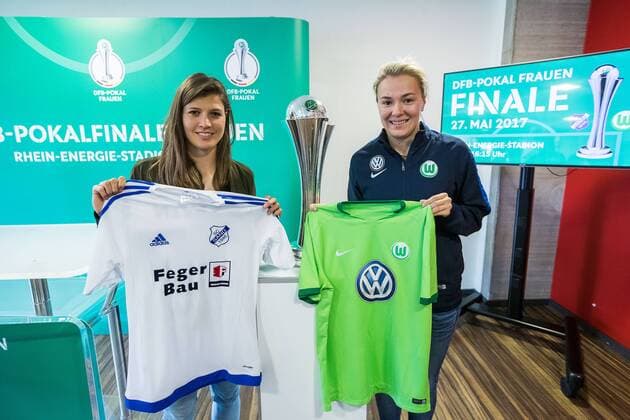 Pressekonferenz zum DFB-Pokalfinale der Frauen am 25. April 2017 im RheinEnergie Stadion in Köln. Claire Savin ( SC Sand ), Zsanett Jakabfi ( VfL Wolfsburg ) Das Pokalfinale findet am 27. Mai 2017 zwischen SC Sand und dem VfL Wolfsburg in Köln statt. Pressekonferenz - DFB Pokalfinale der Frauen