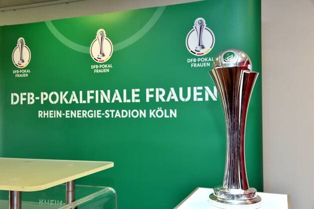 Der Pokal am 25.04.2017 in Köln bei der Pressekonferenz zum DFB Pokalfinale der Frauen zwischen SC Sand und dem Vfl Wolfsburg das am 27.05.2017 im Rheinenergie Stadion in Köln stattfindet.