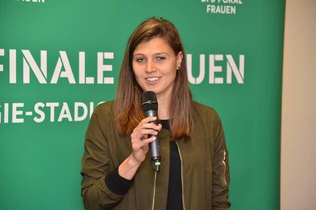 Claire Savin, Fussball Spielerin des SC Sand am 25.04.2017 in Köln bei der Pressekonferenz zum DFB Pokalfinale der Frauen zwischen SC Sand und dem Vfl Wolfsburg das am 27.05.2017 im Rheinenergie Stadion in Köln stattfindet.