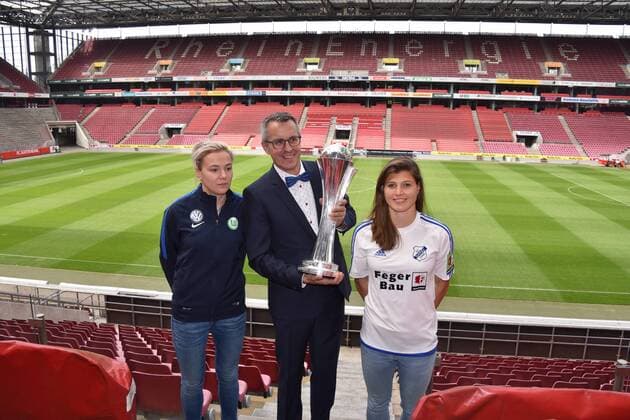Zsanett Jakabfi, Fussball Spielerin des Vfl Wolfsburg, l-r, Andreas Wolter, Bürgermeister der Stadt Köln, Claire Savin, Fussball Spielerin des SC Sand posieren am 25.04.2017 in Köln bei der Pressekonferenz zum DFB Pokalfinale der Frauen zwischen SC Sand und dem Vfl Wolfsburg das am 27.05.2017 im Rheinenergie Stadion in Köln stattfindet.