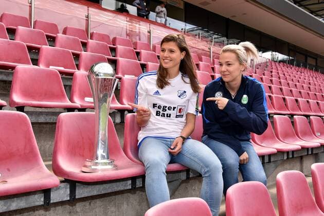 Themen der Woche - SPORT Bilder des Tages - SPORT Die Fussball Spielerinnen Claire Savin vom SC Sand (l) und Zsanett Jakabfi vom Vfl Wolfsburg (r) posieren am 25.04.2017 in Köln mit Trikot und Pokal bei der Pressekonferenz zum DFB Pokalfinale der Frauen zwischen SC Sand und dem Vfl Wolfsburg das am 27.05.2017 im Rheinenergie Stadion in Köln stattfindet.