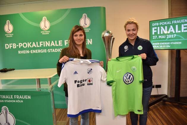 Die Fussball Spielerinnen Claire Savin vom SC Sand (l) und Zsanett Jakabfi vom Vfl Wolfsburg (r) posieren am 25.04.2017 in Köln mit Trikot und Pokal bei der Pressekonferenz zum DFB Pokalfinale der Frauen zwischen SC Sand und dem Vfl Wolfsburg das am 27.05.2017 im Rheinenergie Stadion in Köln stattfindet.