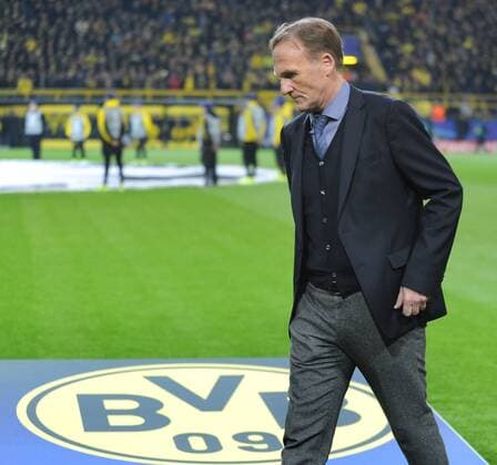 Championsleague Viertelfinale: Borussia Dortmund - AS Monaco 12.04.2017. Geschäftsführer Hans-Joachim Watzke (BvB) vor dem Vereinsemblem. HM