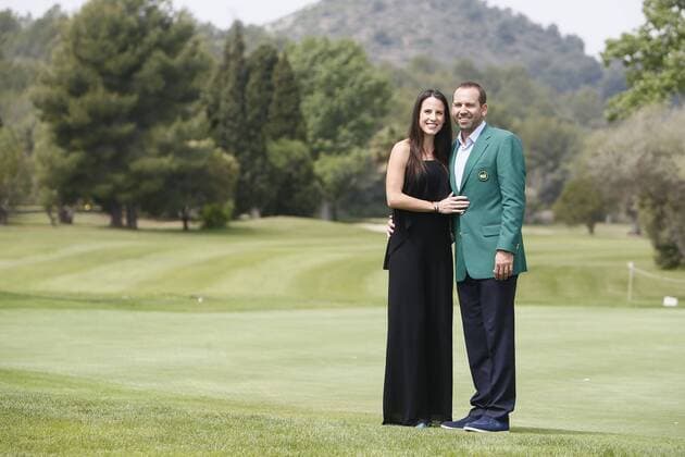 Themen der Woche - SPORT Bilder des Tages - SPORT Spanish golfer Sergio Garcia (R), Masters champion at Augusta poses with his fiancee Angela Akins (L) at Campo del Mediterraneo golf club, before he addresses his first press conference PK Pressekonferenz after winning the title on last 09 April, in the town of Borriol, Castellon, eastern Spain, 25 April 2017. Augusta Masters champion Sergio Garcia presser !ACHTUNG: NUR REDAKTIONELLE NUTZUNG!  Copyright: xDomenechxCastellóx 20170425-636287387846777063