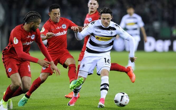 Fussball, Bundesliga, Deutschland, Herren, Saison 2016 2017, DFB-Pokal Halbfinale, Borussia Park Mönchengladbach, Bor. Mönchengladbach, BMG (weiss) - Eintracht Frankfurt (rot) 7:8 n.E.; Nico Schulz (Gladbach), Marco Fabian (Eintracht), Michael Hector (Eintracht), Aktion.
