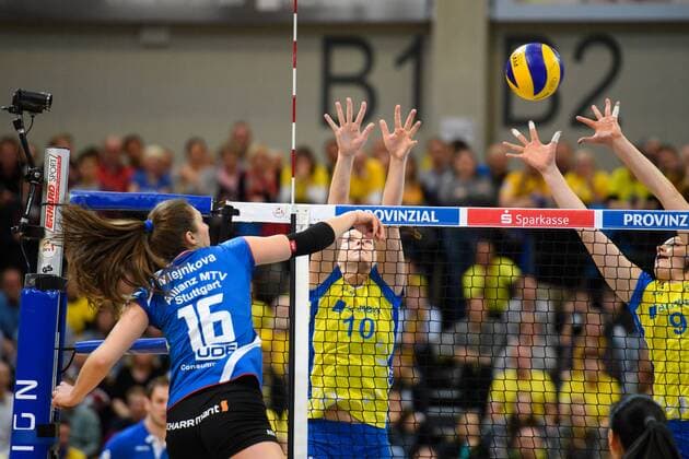 26.04.2017, Palmberg Arena, Schwerin Volleyball, Bundesliga Frauen, Play-offs Finale, SSC Palmberg Schwerin vs. Allianz MTV Stuttgart Angriff Michaela Mlejnkova ( 16 Stuttgart) - Block Doppelblock Denise Hanke ( 10 Schwerin), Hannah Tapp ( 9 Schwerin)