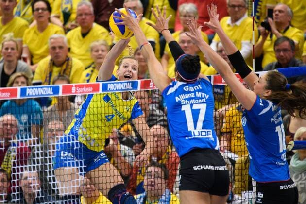 26.04.2017, Palmberg Arena, Schwerin Volleyball, Bundesliga Frauen, Play-offs Finale, SSC Palmberg Schwerin vs. Allianz MTV Stuttgart Angriff Maren Brinker ( 4 Schwerin) - Block Doppelblock Nia Grant ( 17 Stuttgart), Michaela Mlejnkova ( 16 Stuttgart)