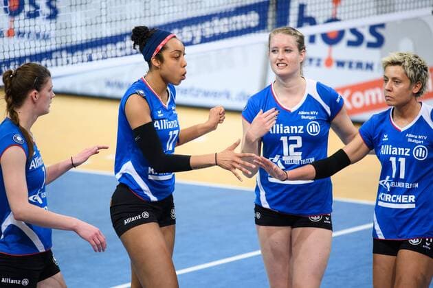 26.04.2017, Palmberg Arena, Schwerin Volleyball, Bundesliga Frauen, Play-offs Finale, SSC Palmberg Schwerin vs. Allianz MTV Stuttgart Renata Sandor ( 7 Stuttgart), Nia Grant ( 17 Stuttgart), Deborah van Daelen ( 12 Stuttgart), Karmen Kocar ( 11 Stuttgart) enttäuscht enttaeuscht traurig
