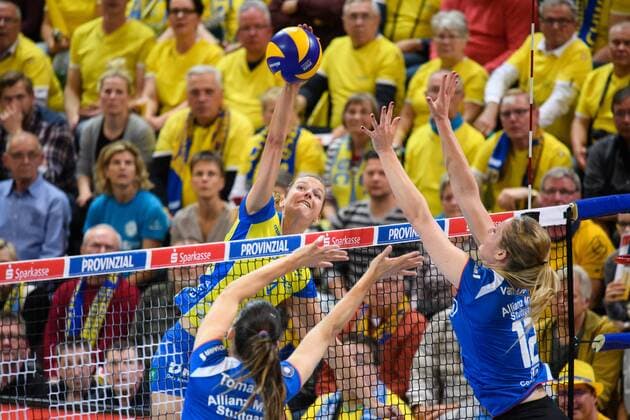 26.04.2017, Palmberg Arena, Schwerin Volleyball, Bundesliga Frauen, Play-offs Finale, SSC Palmberg Schwerin vs. Allianz MTV Stuttgart Angriff Maren Brinker ( 4 Schwerin) - Block Doppelblock Micheli Tomazela Pissinato ( 3 Stuttgart), Deborah van Daelen ( 12 Stuttgart)