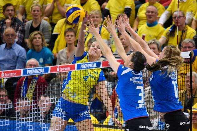 26.04.2017, Palmberg Arena, Schwerin Volleyball, Bundesliga Frauen, Play-offs Finale, SSC Palmberg Schwerin vs. Allianz MTV Stuttgart Angriff Maren Brinker ( 4 Schwerin) - Block Doppelblock Louisa Lippmann ( 3 Schwerin), Anja Brandt ( 12 Schwerin)