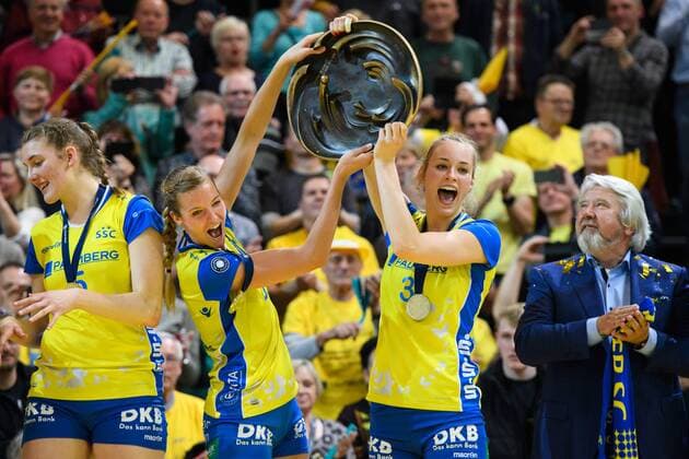 26.04.2017, Palmberg Arena, Schwerin Volleyball, Bundesliga Frauen, Play-offs Finale, SSC Palmberg Schwerin vs. Allianz MTV Stuttgart Maren Brinker ( 4 Schwerin), Louisa Lippmann ( 3 Schwerin) mit Meisterschale