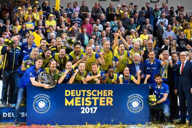 Themen der Woche - SPORT Bilder des Tages - SPORT 26.04.2017, Palmberg Arena, Schwerin Volleyball, Bundesliga Frauen, Play-offs Finale, SSC Palmberg Schwerin vs. Allianz MTV Stuttgart Deutscher Meister 2017: SSC Palmberg Schwerin