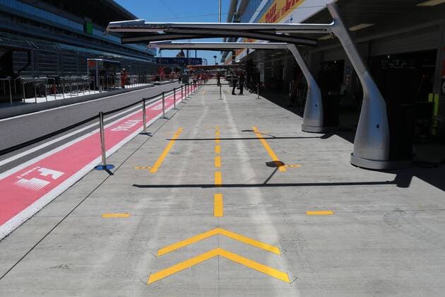 Motorsports: FIA Formula One World Championship WM Weltmeisterschaft 2017, Grand Prix of Russia, Yellow Arrows Sotschi Russia xHOCHxZWEIx