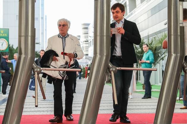 Bilder des Tages - SPORT SOCHI, RUSSIA - APRIL 27, 2017: Bernard Charles Bernie Ecclestone (L), president of the Formula One Management and Formula 1 Administration (FOA), and Formula 1 Russian Grand Prix promoter Sergey Vorobyev in a paddock at the Sochi Autodrom racing circuit ahead of the 2017 Formula One Russian Grand Prix. Vyacheslav Prokofyev TASS  TS049E6A