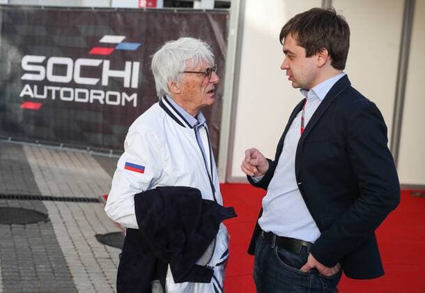 Formel 1, GP von Russland SOCHI, RUSSIA - APRIL 27, 2017: Bernard Charles Bernie Ecclestone (L), president of the Formula One Management and Formula 1 Administration (FOA), and Formula 1 Russian Grand Prix promoter Sergey Vorobyev talking in a paddock at the Sochi Autodrom racing circuit ahead of the 2017 Formula One Russian Grand Prix. Vyacheslav Prokofyev TASS  TS049E6E