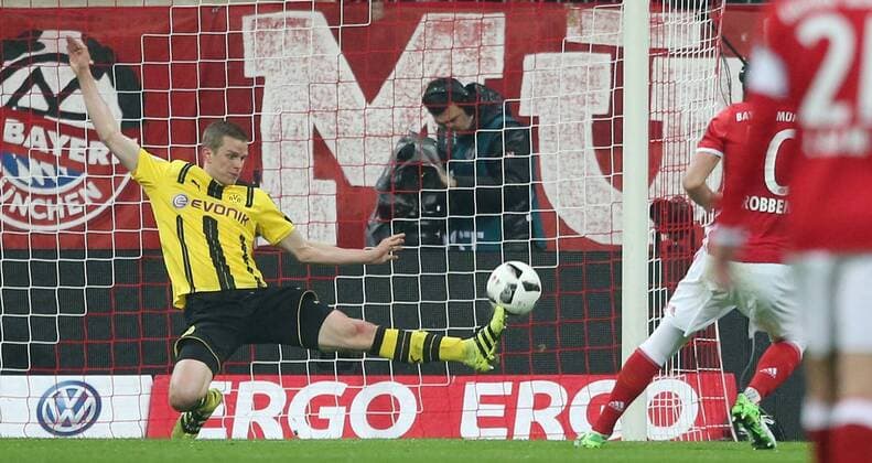 DFB-Pokal Halbfinale, FC Bayern München - Borussia Dortmund, Saison 2016 2017 am 26.04.2017, xmdx, pokal, dfb, dfbpokal, Sven BENDER (6, Borussia Dortmund) rettet gegen den Schuss von Arjen ROBBEN (10, FC Bayern Muenchen) , Roman BUERKI BÜRKI (38, Tor, Borussia Dortmund) links FC Bayern Muenchen - Borussia Dortmund