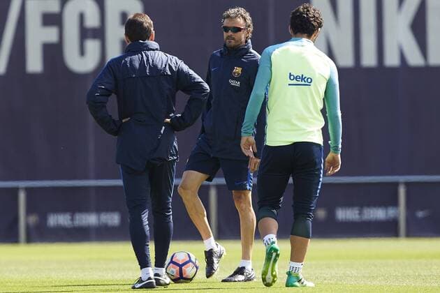 FC Barcelona Barca s head coach, Luis Enrique (C), chats with his assistant Robert Moreno (L) and the player Carlos Alena (R) during a training session at the team s Joan Gamper sports facilities in Barcelona, northeastern Spain, 28 April 2017. FC Barcelona will face RCD Espanyol in a Spanish Primera Division League soccer match on 29 April. Training session of FC Barcelona !ACHTUNG: NUR REDAKTIONELLE NUTZUNG!  Copyright: xALEJANDROxGARCÍAx GRA158 20170428-636289850430665127
