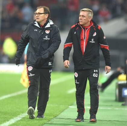 Fortuna Düsseldorf - St. Pauli 21.04.2017. Trainer Ewald Lienen (li.) und Co.-Trainer Olaf Janßen an der Seitenlinie. HM