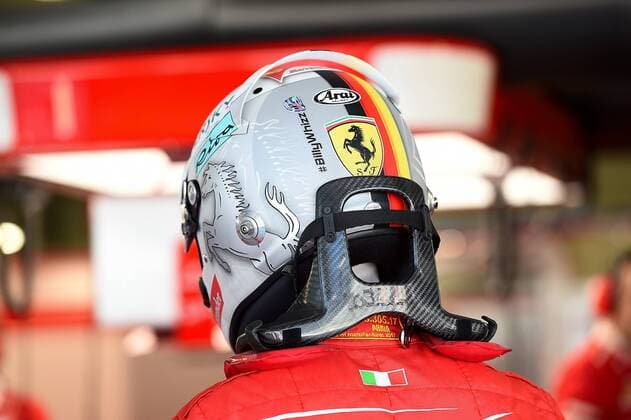 Sochi, Russland, 28.04.2017, Formel 1, Formula 1 Russian Grand Prix, Sebastian Vettel (GER 5), Scuderia Ferrari trägt am Helm einen Aufkleber für den verunfallten englischen Formel 4 Fahrer Billy Mogler, Spitzname Billy Whizz ( DeFodi506