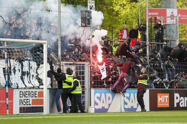 Deutschland, Potsdam, 28.04.2017: Fussball, Regionalliga Nordost, Saison 2016 2017, Nachholspiel 20. Spieltag SV Babelsberg 03 - FC Energie Cottbus im Karl-Liebknecht-Stadion Cottbusser Fans zünden Pyrotechnik und stürmen den Platz Copyright: Björn Draws SV Babelsberg 03 - FC Energie Cottbus