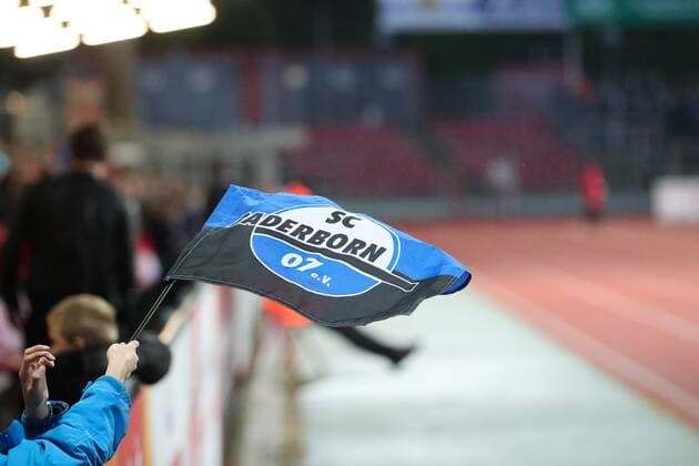 Fußball, GER, Dritte Liga, 35. Spieltag, Fortuna Köln - SC Paderborn 07 am Freitag, 28. April 2017 im Südstadion in Köln-Zollstock Ein junger Fan aus Paderborn schwenkt eine Fahne Fortuna Köln - SC Paderborn 07