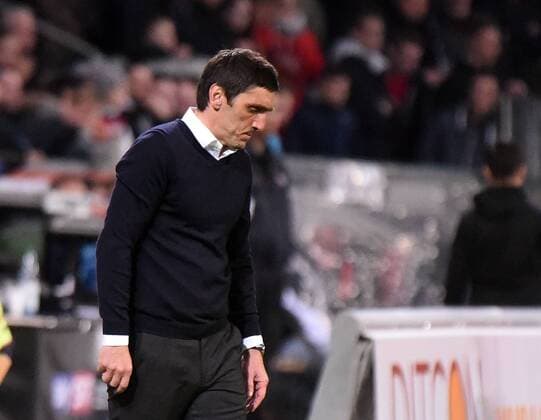 28.04.2017, xhbx, Fussball 1. Bundesliga, Bayer 04 Leverkusen - FC Schalke 04, emspor, v.l. Trainer Tayfun Korkut (Bayer Leverkusen) enttaeuscht, enttaeuscht schauend, dissapointed Leverkusen