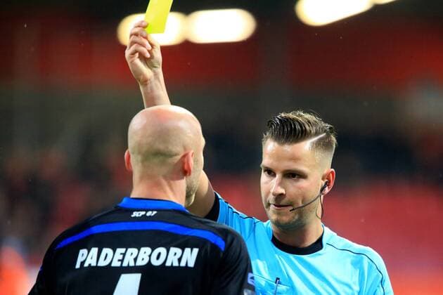 Fußball, GER, 3. Liga, Fortuna Köln - SC Paderborn am Freitag, 28. April 2017 im Südstadion in Köln-Zollstock Schiedsrichter Daniel Schlager zeigt Tim Sebastian ( Paderborn I) nach einem Foul die gelbe Karte, Fortuna Köln - SC Paderborn
