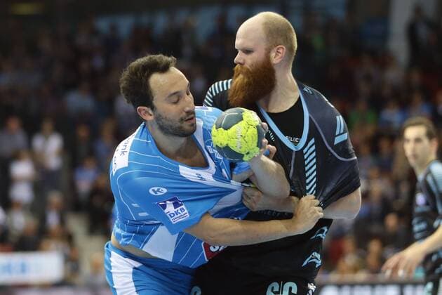 Stuttgart , Handball DKB Bundesliga TVB 1898 Stuttgart vs. VfL Gummersbach , von links: Can Celebi ( TVB ) Alexander Becker ( Gumm)