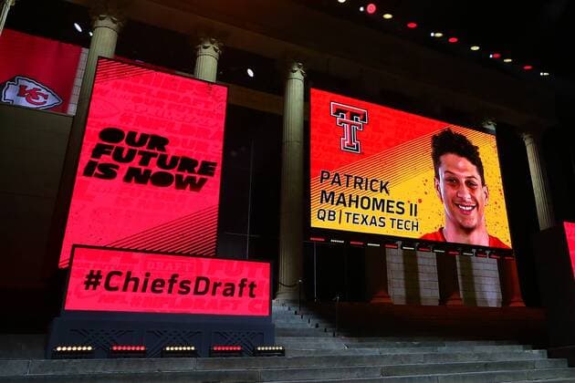 PHILADELPHIA, PA - APRIL 27: The Kansas City Chiefs select Patrick Mahomes of Texas Tech with the 10th pick at the 2017 NFL American Football Herren USA Draft at the 2017 NFL Draft Theater on April 27, 2017 in Philadelphia, PA. (Photo by Rich Graessle Icon Sportswire) NFL: APR 27 2017 NFL Draft Icon04271740792017 EDITORIAL USE ONLY