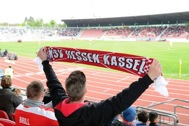 Fußball, Stadiongeschichte KSV Hessen-Kassel Zuschauer, Fan mit Schal KSV Hessen Kassel, Feature, Auestadion, Totale, Fanschal, -- KSV Hessen Kassel vs VFB Stuttgart U23, Fussball, Regionalliga Suedwest, 29.04.2017, Kassel Copyright: xSippel xEibner-Pressefotox EP_rsl