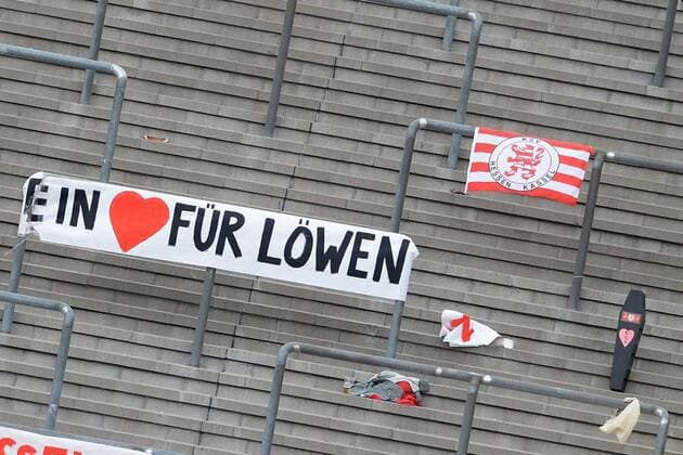 Fußball, Stadiongeschichte KSV Hessen-Kassel Zuschauer, Fans, Banner: Ein Herz fuer Loewen; KSV Logo -- KSV Hessen Kassel vs VFB Stuttgart U23, Fussball, Regionalliga Suedwest, 29.04.2017, Kassel Copyright: xSippel xEibner-Pressefotox EP_rsl