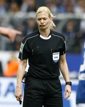 Karlsruher SC - 1. FC Kaiserslautern Bibiana STEINHAUS, DFB-Schiedsrichterin, fifa-referee, Halbkörper, Portrait, Porträt, Einzelbild, hoch, Fußball 2. BL Saison 2016 2017,