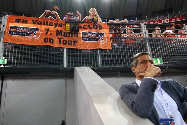 Volleyball, Herren, Saison 2016 17, CEV Champions League Final Four in Rom, Halbfinale, BR Volleys - Zenit Kasan, Manager Kaweh Niroomand (Berlin Recycling Volleys) vor den Fans der BR Volleys, 29.04.17, Copyright: xMichaelxHundtx xMatthiasxKochx